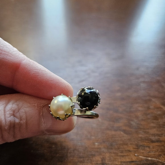Black and white faux pearl silver ring. Size 5 to 6. - Picture 4 of 6